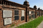 12 Friedhofsmauer mit Gedenktafeln