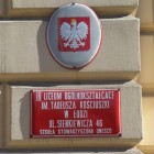 Schild mit Schulbezeichnung – III. Lyzeum