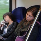 11. Svenja und Lena - schlafend - in der Bahn bei Winschoten.jpg
